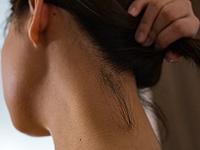 素人娘の全裸図鑑6 今時の女の子12名が恥らいながら脱衣していく様子をじっくり撮影した、変態紳士のためのヘアヌードコレクション　サンプル画像02